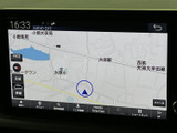 現在地や周辺の道路を画面上で確認でき、目的地までの道順を把握しやすい地図表示です。縮尺や案内メニューも画面から選べるため、行き先の確認に役立ちます。