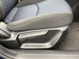 運転席にはドライバーの体型や好みに応じて前後方向だけでなく、高さの調整ができるシートリフターを装備!