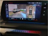 【ⅰドライブナビゲーション】文字情報も鮮明に表示する高解像度カラーディスプレイを採用。視認性に優れた地図デザインと特徴的な建造物を目印にした描写表示で現在位置を把握できます。地図データの更新も可能です