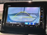 リバースギアに入れるだけで後方の表示へ切り替わります。夜間や雨の日の駐車も楽になりますよ。