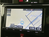 地図上に現在地や周辺の道路が表示され、画面下には施設検索や表示変更などの項目も並びます。目的地までの道順を確認したいときに活用しやすい装備です。