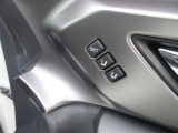 運転席にはシートポジションメモリー機能を装備しております