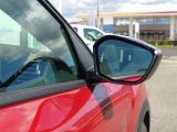 サイドミラーには後方のお車をおしらせ機能も!