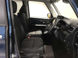 高いホールド性で運転姿勢が安定します。長距離ドライブでも疲れにくいのが魅力です。快適なドライビングライフをお送りください♪