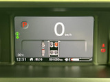 速度やシフト位置、燃料残量など、運転に必要な情報をひと目で確認しやすい表示です。視線を大きく動かさずに状況を把握でき、日々の運転を支えます。