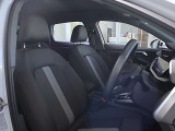 クオリティの高いシートを採用するのは、Audiのクルマづくりの哲学のひとつです。特に座り心地が重要です。体の大きなドイツ人が座っても頑丈な耐久性があります。。しかも肌触りも良く高級家具のようです。