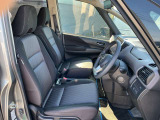 運転席には、シートリフターが付いております☆ 前後のスライドに加えシートの高さも変更出来ますので小柄な女性の方でも運転し易いポジションを取れます♪