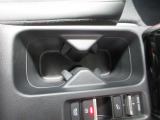 運転席からも助手席からも手の届きやすい位置にドリンクホルダーが付いています。