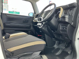 前席まわりは窓から光が入り、運転席からの見通しも確保しやすい開放的な空間です。座面には柄入りのシートを採用し、ドア側から乗り込みやすく、足元も広く感じられます。