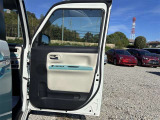 運転席ドア内側に目立つ傷や汚れは見当たりません。