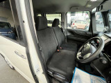 フロントシートです。運転席には座面の上下調節が可能なハイトアジャスターが装備されております。大きな痛み等が無く綺麗な状態です。