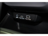 小物の収納に便利なセンタートレイには携帯等のデバイスの充電可能なUSB出力電源付です。