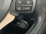 【レーダークルーズコントロール】ミリ波レーダーが車間距離を測って設定車速内で車速に比例した車間距離を保ちながら追従走行する装置で近づきすぎたときは自動でブレーキし、離れすぎたときには自動増速もする。