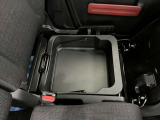 【シートアンダーボックス】助手席下には持ち運び可能な収納ボックスが装備されています。車検証ケースや靴などが収納できます。