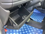 助手席側には大きなグローブボックスを備えています。車検証などを保管できます。