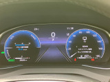 速度や走行に関する情報がまとまり、必要な表示を運転席から確認しやすい配置です。画面内の表示も見分けやすく、日々の運転に必要な情報を把握しやすくなっています。