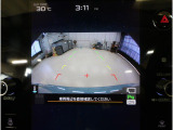 後方の映像を車内の11.6インチディスプレイに表示。 ステアリング操作に連動して動くガイドラインが、駐車や車庫入れをよりスムーズにサポート。狭いスペースでも安心して操作できる頼れる機能です。