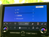 FMやテレビ、交通情報などのメニューが一覧で表示され、使いたい項目を選びやすい画面です。音楽や情報の利用方法を切り替えやすく、日々の移動に合わせて便利に活用いただけます。