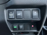 インテリジェントキーを携帯していれば、両手が荷物でふさがっていてもバックドアが開くハンズフリー機能を搭載したオートバックドア装備。