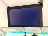 【後席モニター】家族や友人とお出かけする機会が多い方に大人気の後席モニターを装備!見やすい位置に画面がありテレビやDVDの視聴も快適!友達もお子様も、後席にしか乗らなくなるかも??