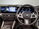 【ハンドル】ドライバーとBMW車の一体感がダイレクトに伝わるステアリングホイール。形状・太さへの拘りに加えて、操作性を高める為にスイッチ類も配置。クイックかつ安定のドライビングを体感下さい!