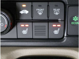 運転席、助手席用シートヒータースイッチ。2段階で調節できるのでお好みに合わせてご利用ください。