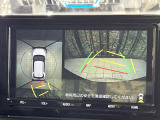【パノラミックビューモニター】専用のカメラにより、上から見下ろしたような視点で360度クルマの周囲を確認することができます☆死角部分も確認しやすく、狭い場所での切り返しや駐車もスムーズに行えます。