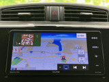 画面には地図が表示され、現在地や周辺の道路を確認できます。タッチ画面と周囲のボタンで操作する構成が分かりやすく、初めて訪れる場所への移動や日常の外出にも便利です。
