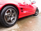 人気のMR2カスタム車両の入庫!全国でも台数の少ないATモデルをベースに外装同色塗装、RAYS製TE37SL15AW、ローダウン、バックカメラなどの充実装備にタイヤもADVANを装着。溝も9分山有
