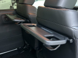 後部座席にはバックシートテーブル搭載!長時間のドライブやお子様のおやつ時など様々なシチュエーションで活躍!