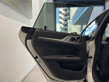 当店では第三者機関による車両品質鑑定を導入し、修復歴車を排除。鑑定書が発行されますので、ぱっと見ただけでは分からない箇所まで納得した上でご検討いただけます。※一部未実施の場合がございます。
