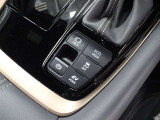 「HOLD」スイッチを押し、システムONの状態にしておくことで、渋滞や信号待ちなどでブレーキを踏んで停車した時にブレーキを保持。アクセルを踏むと解除されます。
