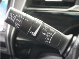 ◆ワイパー・ウォッシャースイッチ◆ワイパーは雨量に応じて切り替え可能なスイッチがついており、ウォッシャースイッチは手前に引くと噴射してフロントガラスを綺麗にしてくれます。