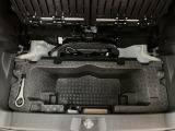 荷室下部にジャッキ工具類とパンク修理キットを収納しております。