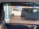 スライドドアにはロールサンシェイドがついています