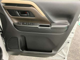 【運転席ドア】ドリンクホルダーと収納ポケットがあります。