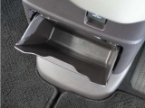 ◆センターロアボックス◆インパネ中央の下部には、ごみ箱としても使用する事ができるセンターロアボックスを装備しております。
