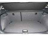 リアハッチドアが大きく開きますので、荷物の積み下ろしもしやすいです。トランクは広く、シートアレンジをすることで大きな荷物も乗ります。