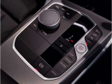 運転中にもオーディオの音量やFMの切り替えなどステアリングでの操作で切り替え可能なため、ステアリングから手を放す必要がない為、運転中でも操作が簡単でございます。