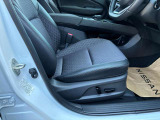 運転席は電動シートになっております。