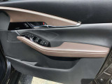運転席のドアトリムデザインとパワーウィンドウスイッチ