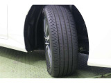 タイヤサイズ215/55R17。