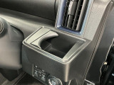 【カップホルダー】お飲み物が手に取りやすい位置に。長時間のドライブには必需品です☆