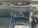 運転席/助手席独立式のオートエアコン操作部です。シートヒーター/ステアリングヒーターも装備されています。その下にはCD/DVDスロット、トレイ、リッド付きカップホルダーが配置されています。