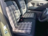 フロントシートです!!ベンチシートなので座席の移動もスムーズに出来ます!!足元も広く運転も楽ですよ!!