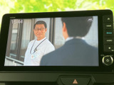 車内でテレビ番組を視聴できる画面を備えています。停車中の待ち時間などに映像を楽しめるのが便利で、画面脇のボタンから各種メニューにもアクセスできます。