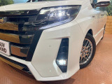 【LEDヘッドライト】悪天候や夜間走行時も良好な視界を確保し安心して運転できる高輝度LEDヘッドライトを装備!点灯速度が早く、消費電力も抑えられています。