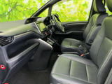 前席からはフロントまわりを見渡しやすく、運転席と助手席の間もすっきりまとまっています。座面と背もたれにゆとりがあり、同乗者にもくつろいでいただける室内空間です。