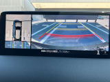 360度ビューカメラを搭載。4方の小型カメラの映像を処理し、車両真上からの映像に変換しています。
