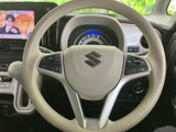 握りやすい形状のステアリングに、左右それぞれスイッチを配置。手元で各種機能を扱いやすく、視線を大きく移さずに操作できるよう配慮された、日々の運転に便利な装備です。